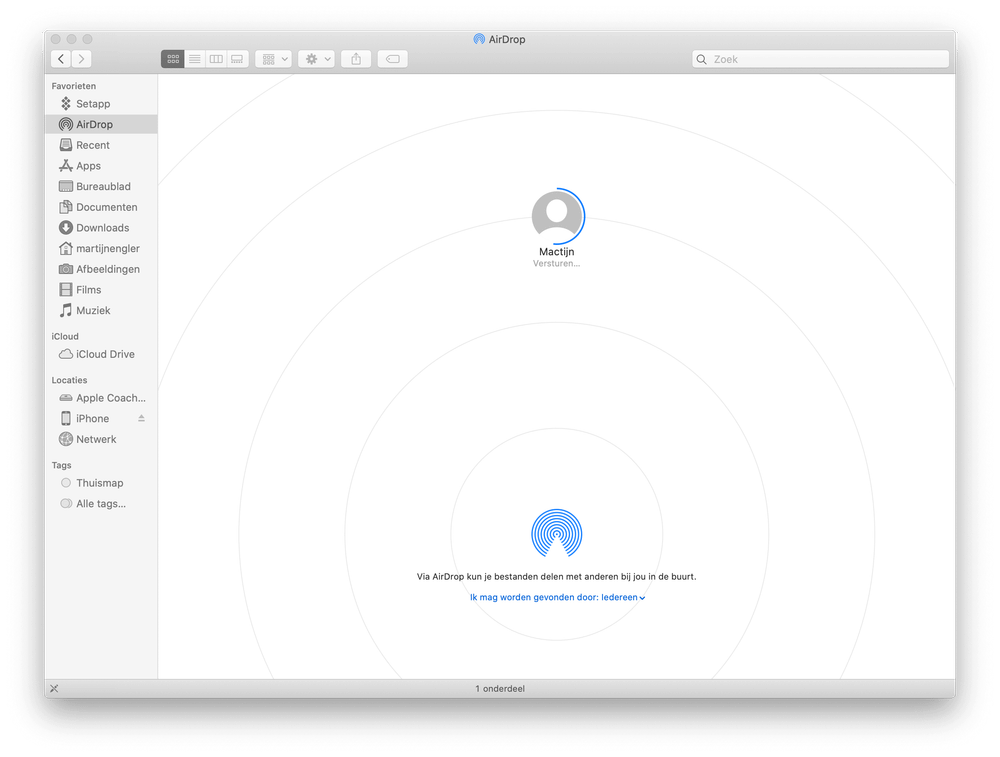 We zien hier hoe AirDrop gebruikt wordt om een bestand te delen vanaf de Mac, en ongeveer halverwege is