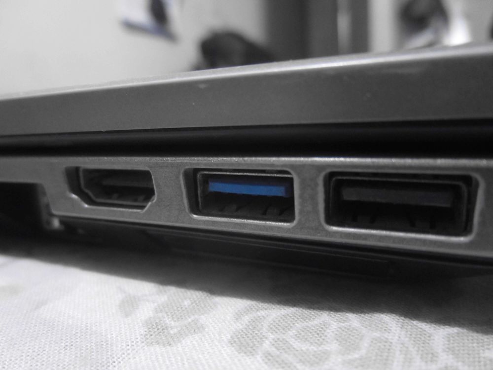 De linkerpoort is hier USB3, en de rechter USB2. Dit kunnen we herkennen aan het respectievelijk blauwe en zwarte kleurtje