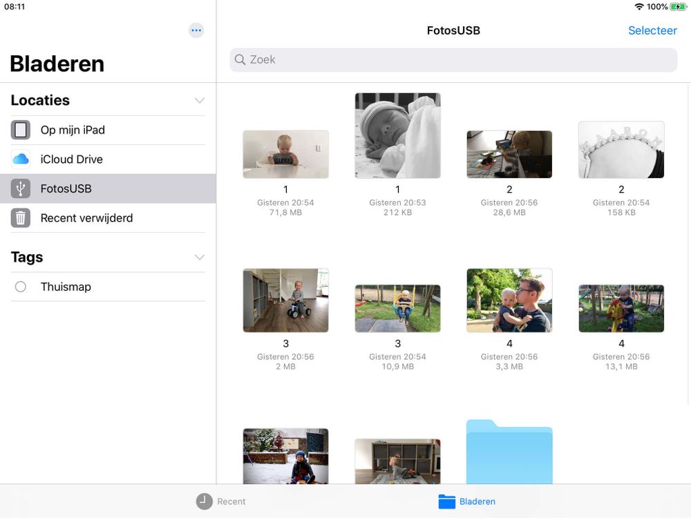 De inhoud van een USB-stick wordt weergegeven op een iPad in de Bestanden app
